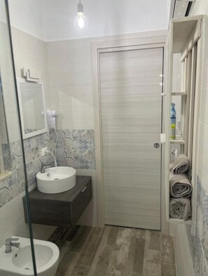 SĂšche-cheveux, serviettes fournies, savon, papier toilette
