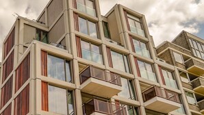 A multi-story building with balconies and large windows. - Sustainable Stay With Terrace (The Hague)