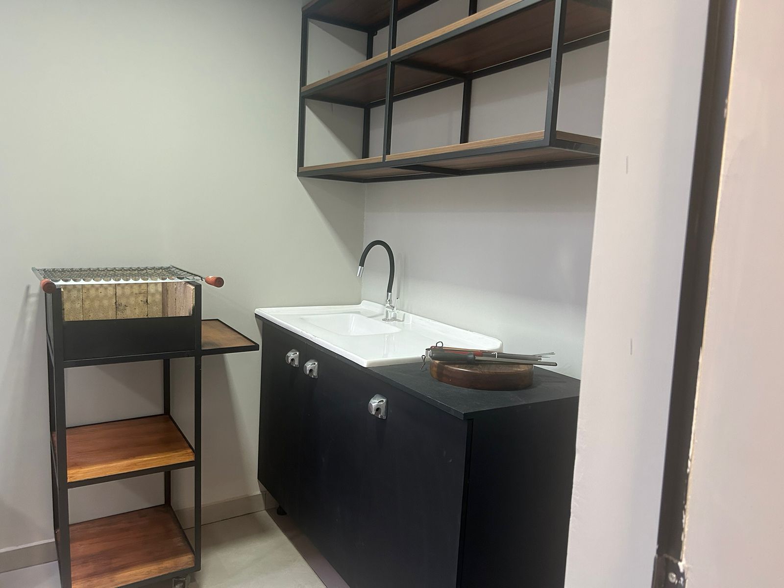 华丽联排别墅 | 起居区 | 43-英寸LED 电视（配备数码频道）、Netflix、首映电影