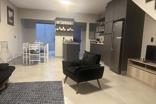 Casa de ciudad Deluxe | Área de sala de estar | Televisión LED, Netflix, películas de estreno y servicios de streaming