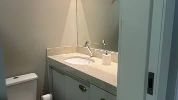 Deluxe Townhome | Bathroom