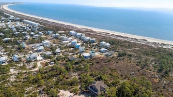 Pantai di sekitar dan pasir putih