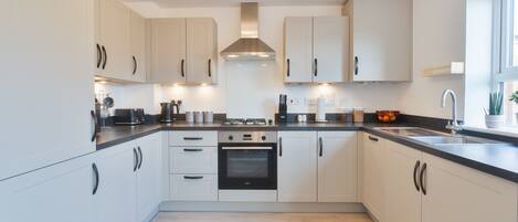 Køleskab, mikrobølgeovn, ovn, kogeplade