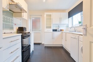 Fridge, microwave, oven, stovetop - Stunning Cozy House - Sleeps 8 - Perfect for Families & Contractors (Canterbury)