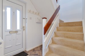 Interior - Stunning Cozy House - Sleeps 8 - Perfect for Families & Contractors (Canterbury)