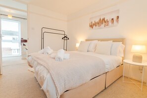 3 bedrooms, iron/ironing board, free WiFi, bed sheets - Stunning Cozy House - Sleeps 8 - Perfect for Families & Contractors (Canterbury)