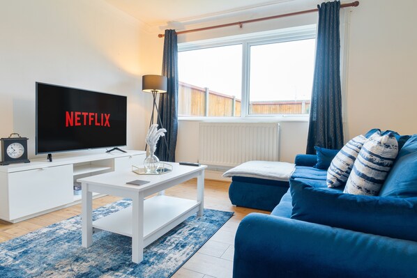 TV - Stunning Cozy House - Sleeps 8 - Perfect for Families & Contractors (Canterbury)