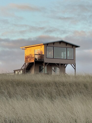 A charming, secluded, off-grid, quiet and a 180 degree view of the ocean.