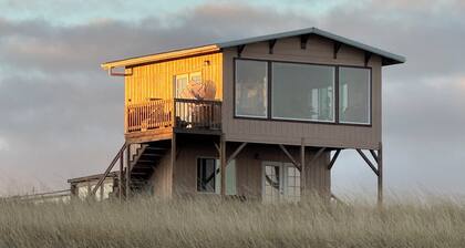 A charming, secluded, off-grid, quiet and a 180 degree view of the ocean.