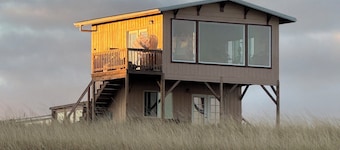A charming, secluded, off-grid, quiet and a 180 degree view of the ocean.