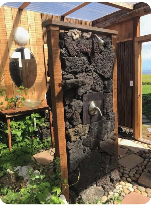 Property grounds - A charming, secluded, off-grid, quiet and a 180 degree view of the ocean. (Naalehu)