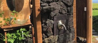 A charming, secluded, off-grid, quiet and a 180 degree view of the ocean.