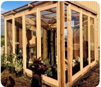 A charming, secluded, off-grid, quiet and a 180 degree view of the ocean.