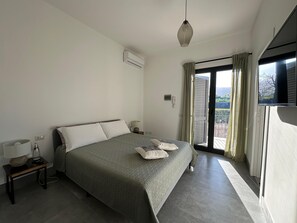 5 bedrooms, travel cot, WiFi, bed sheets