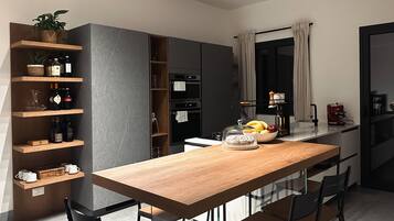 Réfrigérateur, micro-ondes, four, plaque de cuisson