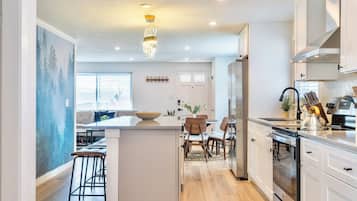 Refrigerador, microondas, horno y parrilla de estufa