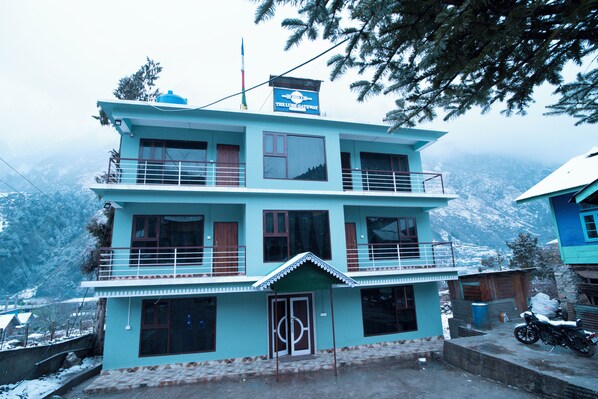 A multi-story building with a sign reading "The Lux Gateway." - Verdant The Lush Gateway (Lachung)