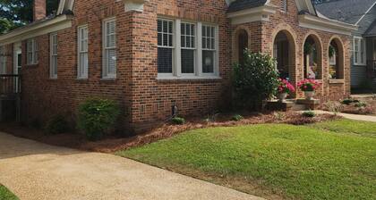Beautiful Historic Home - 8 Guests - 4 Beds - Pet Friendly