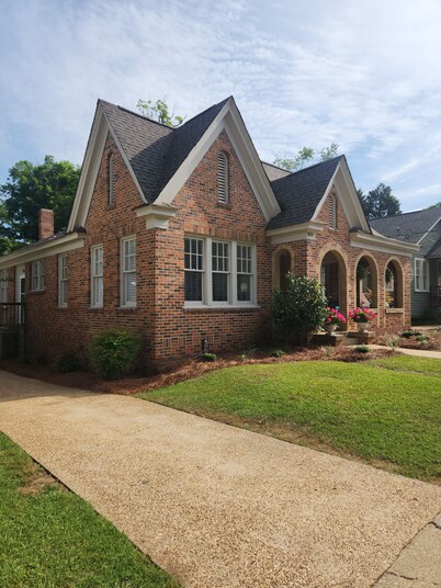 Beautiful Historic Home - 8 Guests - 4 Beds - Pet Friendly