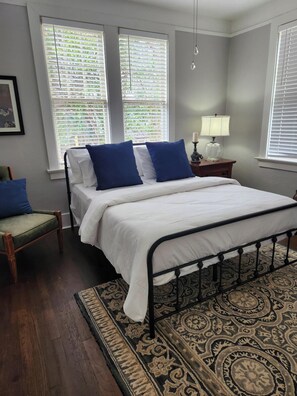 3 chambres, bureau, fer et planche à repasser, lit de bébé portatif