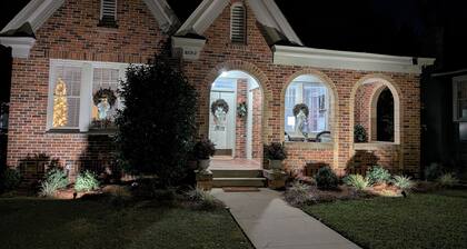 Indulgent Downtown Retreat - Beautiful Historic Home - 10 Guests - 6 Beds