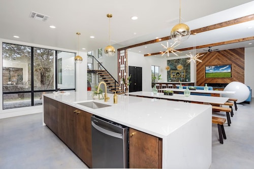 Heated Pool•XL Hottub•Rooftop Movie Theater•Walk to Frio River•Firepit•Sleeps 24