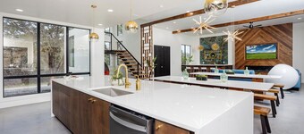 Heated Pool•XL Hottub•Rooftop Movie Theater•Walk to Frio River•Firepit•Sleeps 24