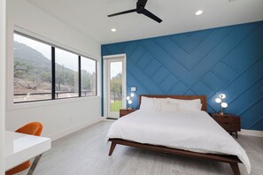 5 slaapkamers, een bureau, een strijkplank/strijkijzer, reisbedje