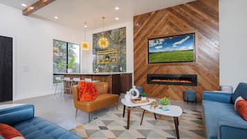 Smart TV, chimenea, videojuegos y tenis de mesa