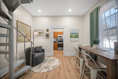 Loft 2 Bedrooms Sleeps 5 w/parking