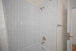 Secador de cabelo, toalhas de banho, sabonete, shampoo