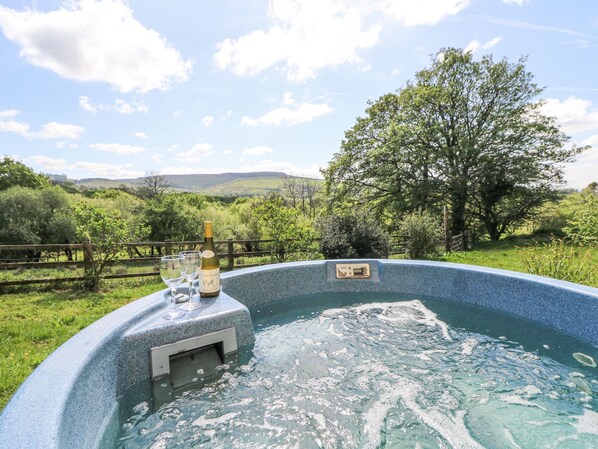Cottage | Outdoor spa tub
