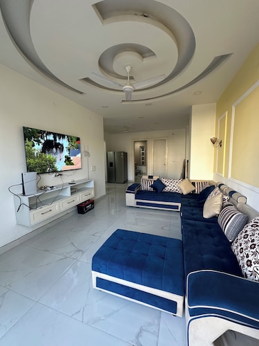 Mussoorie View villa with WiFi in charming Dehradun