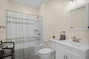 Hair dryer, towels, soap, shampoo - Charming Studio w/Sun Room sleeps 4 (Pittsburgh)