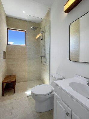 Dusj, hårføner, håndklær og såpe