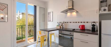 Fridge, oven, dishwasher, coffee/tea maker