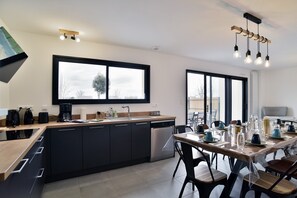 Geladeira, micro-ondas, fogão, lava-louças