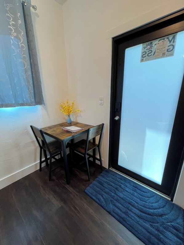 Dining - Beautiful studio in welcoming Miami with WiFi, AC, TV, Kitchenette (Miami)