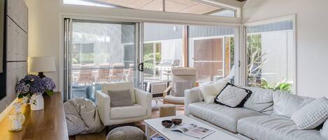 TV connectée, cheminée, livres