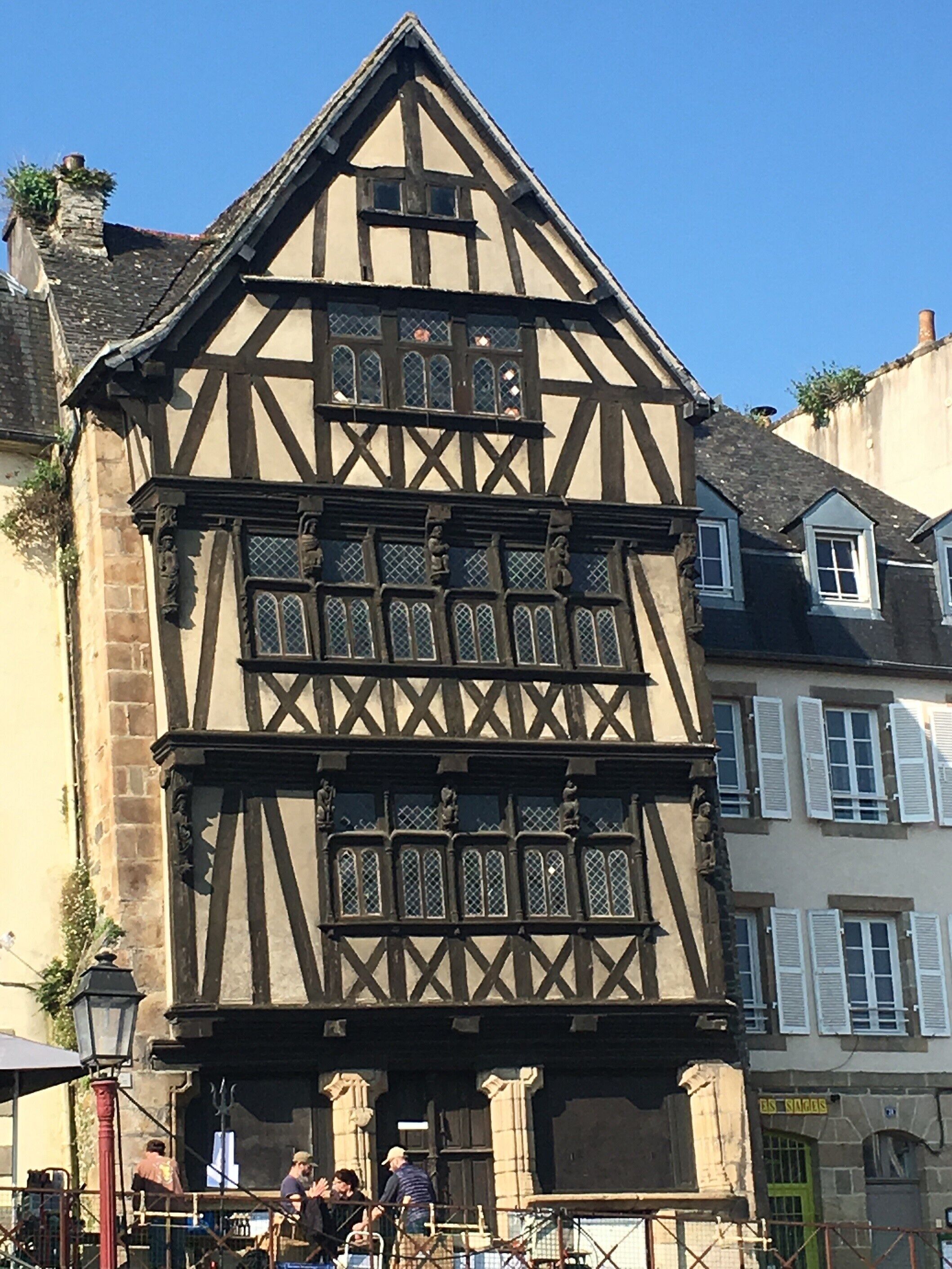 Un bâtiment traditionnel à colombages, doté de nombreuses fenêtres et d’une entrée bien visible.