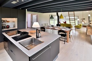 Een koelkast, een oven, een vaatwasser, een koffiezetapparaat/waterkoker