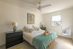 3 bedrooms, iron/ironing board, free WiFi, bed sheets - Le Joyau Nîmois - Grande terrasse avec parking (Nimes)