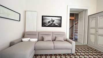 Apartamento, 1 quarto | Área de estar | TV de tela plana 32 polegadas com canais a cabo