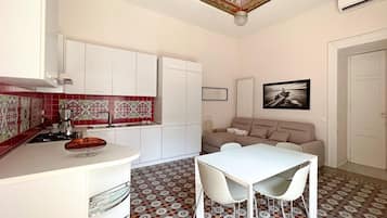 Apartamento, 1 quarto | Área de estar | TV de tela plana 32 polegadas com canais a cabo