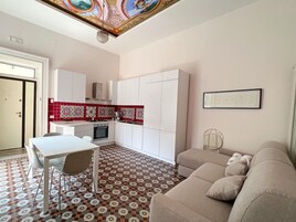 Apartamento, 1 quarto | Área de estar | TV de tela plana 32 polegadas com canais a cabo