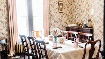 Free daily cooked-to-order breakfast