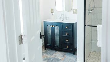 Luxury Double Room, 1 King Bed, Mountain View | Bathroom | Hair dryer, towels, soap, shampoo
