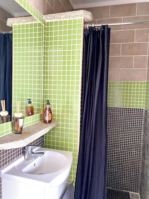 Dusche, Haartrockner, Toilettenpapier