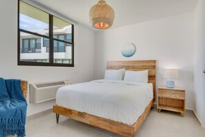 2 chambres, bureau, fer et planche à repasser, lit de bébé portatif