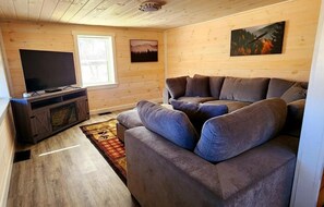 Smart TV, fireplace, video games, ping pong - Pool Table - Hot Tub - Fire pit in a cozy 3 BR cottage 12 min to Hocking Hills (Creola)